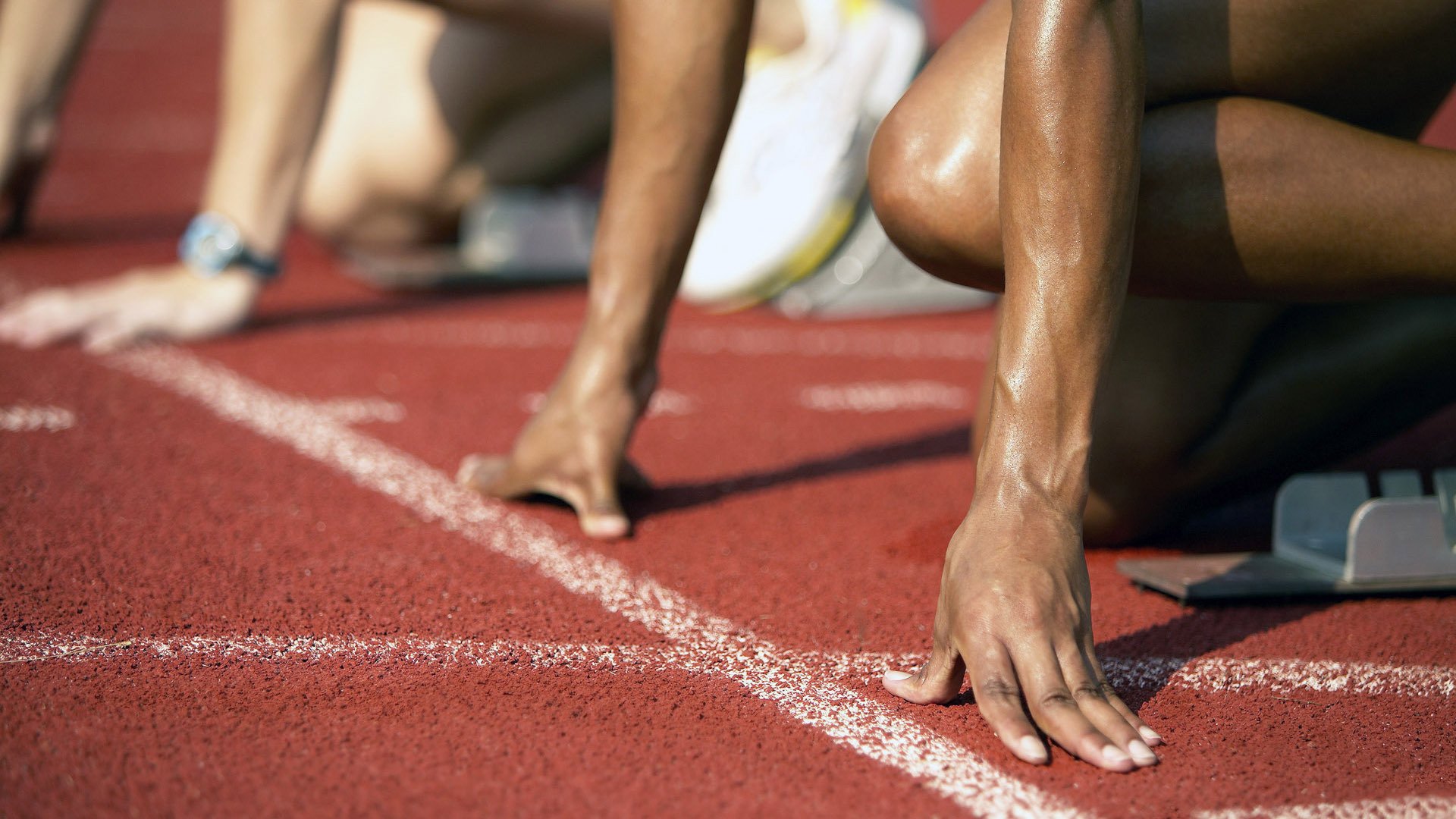 “高新体育中心:健力运动员挑战极限,举重赛事燃爆全场”